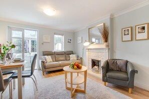 TV - 2 Bed in Padstow (oc-p00337) (Padstow)
