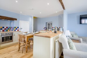 Microondas, horno y utensilios de cocina 