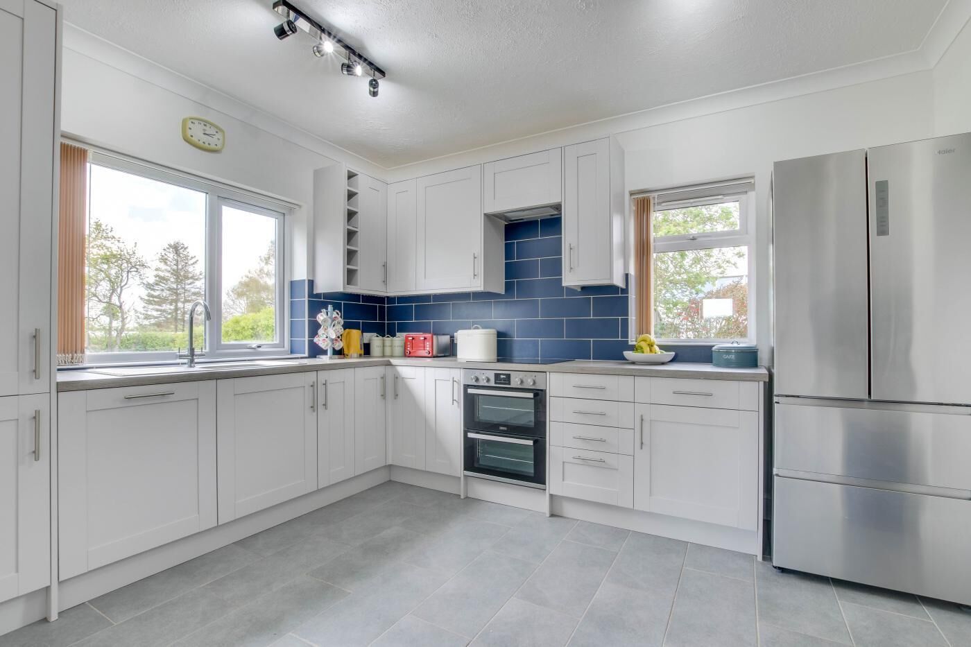 Micro-ondes, four, lave-vaisselle, chaise haute