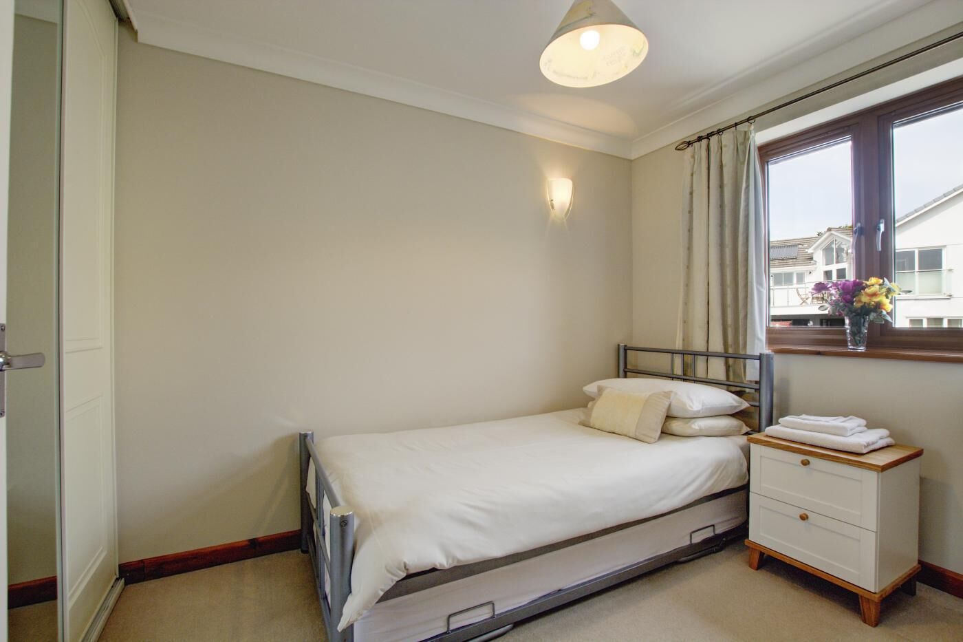 Tabla de planchar con plancha, wifi gratis, ropa de cama