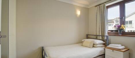 Tabla de planchar con plancha, wifi gratis, ropa de cama