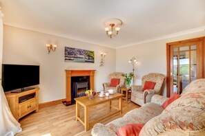 TV - 2 Bed in Newquay (oc-p00335) (Mawgan Porth)