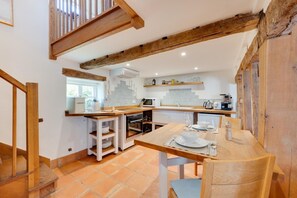 Microwave, oven, high chair, cookware/dishes/utensils - 2 Bed in Walsham-le-Willows (oc-gabpla) (Walsham le Willows)