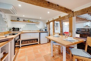 Microwave, oven, high chair, cookware/dishes/utensils - 2 Bed in Walsham-le-Willows (oc-gabpla) (Walsham le Willows)