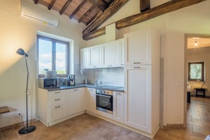 Huis | Privékeuken | Een koelkast, een kookplaat, kookgerei, borden en bestek