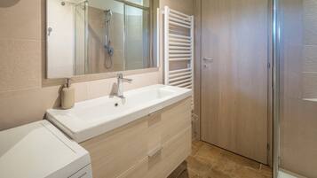 House | Bathroom | Shower, towels