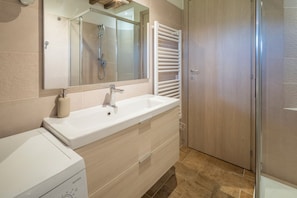 House | Bathroom | Shower, towels - Farmhouse Monti Pool Casole D'Elsa (Casole d'elsa)