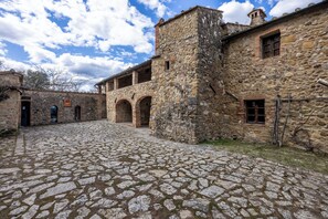 Front of property - Amelia House Private Pool Casole Elsa Monti (Casole d'Elsa)