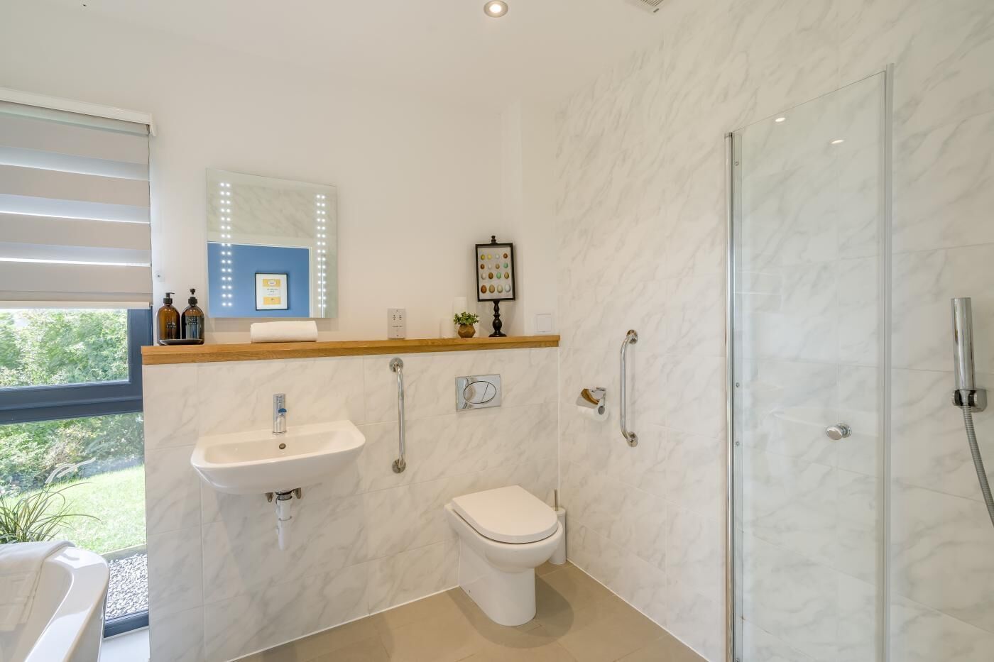 Ein modernes Badezimmer mit Waschbecken, Toilette und Dusche.