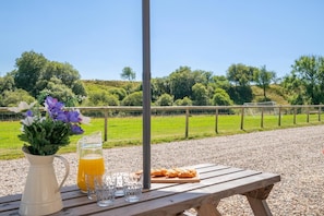 Outdoor dining - 4 Bed in Welshpool (oc-wab267) (Welshpool)