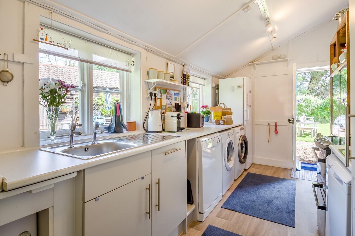 Micro-ondes, four, lave-vaisselle, chaise haute