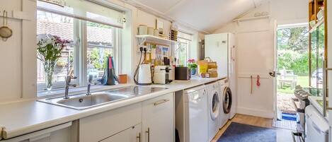 Microondas, horno, lavavajillas, silla alta para bebés