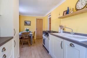 Microwave, oven, dishwasher, highchair - 2 Bed in Cromer (oc-t32572) (Cromer)