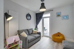 TV - 4 Bed in Mumbles (oc-hh640) (The Mumbles)