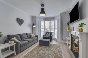 TV - 4 Bed in Mumbles (oc-hh640) (The Mumbles)