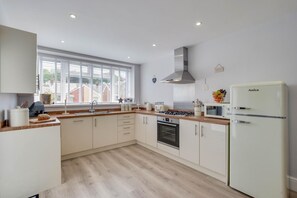 Microwave, oven, dishwasher, high chair - 4 Bed in Mumbles (oc-hh640) (The Mumbles)