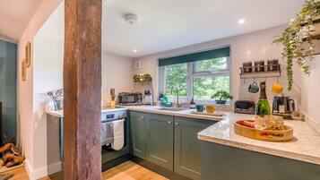 Four, batterie de cuisine, vaisselle et ustensiles