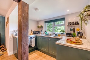 Four, batterie de cuisine, vaisselle et ustensiles