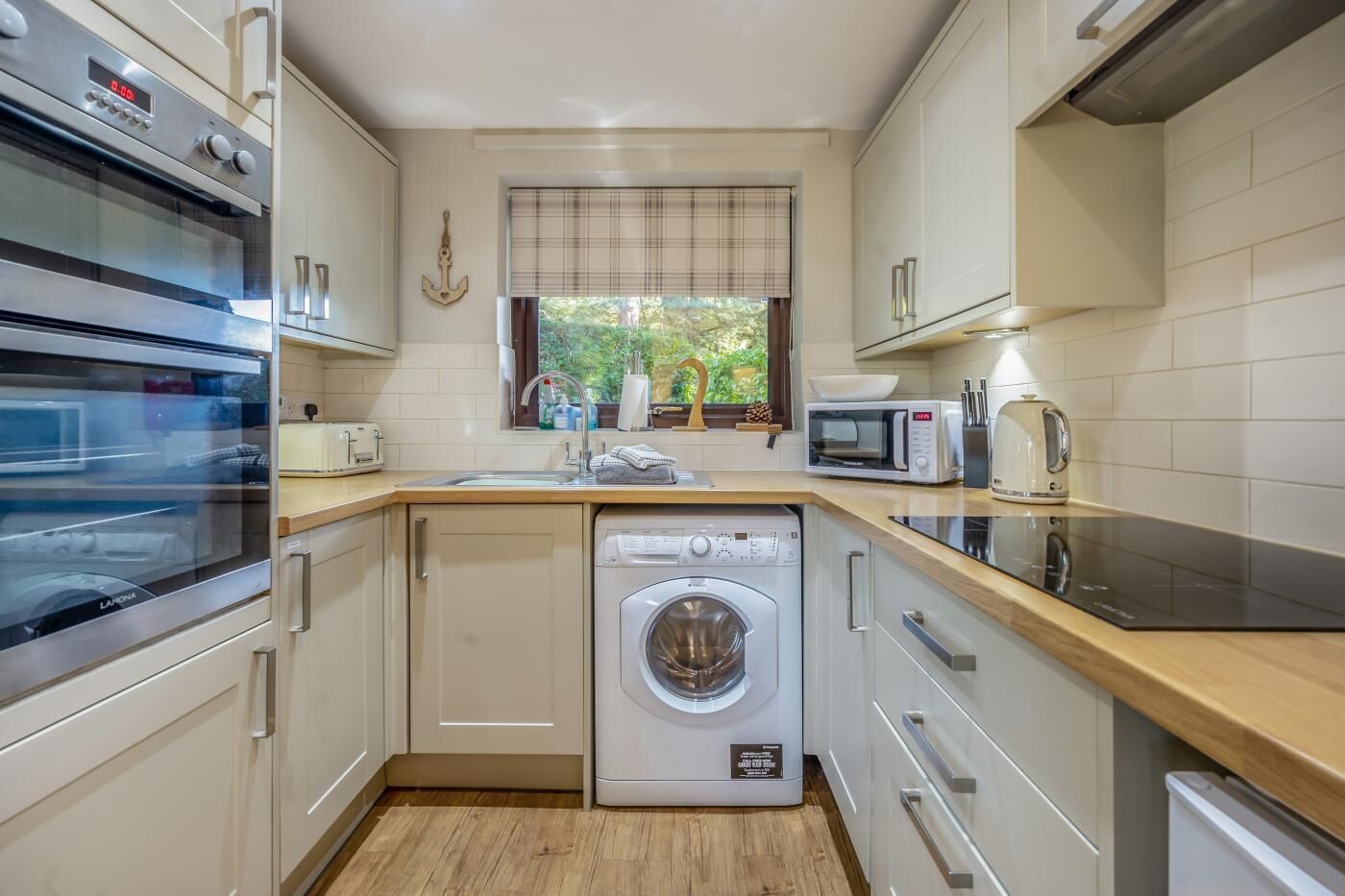 Microondas, horno, utensilios de cocina