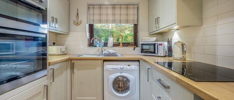 Microondas, horno, utensilios de cocina