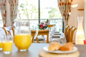 A breakfast table set with plates, glasses, and a pitcher of orange juice. - 3 Bed in Wadebridge (oc-p00427) (Little Petherick)
