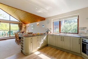 Microwave, oven, dishwasher, cookware/dishes/utensils - 3 Bed in Wadebridge (oc-p00427) (Little Petherick)