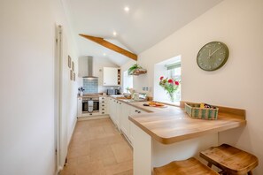 Oven, dishwasher, cookware/dishes/utensils - 2 Bed in Chathill (oc-d32671) (Ellingham)