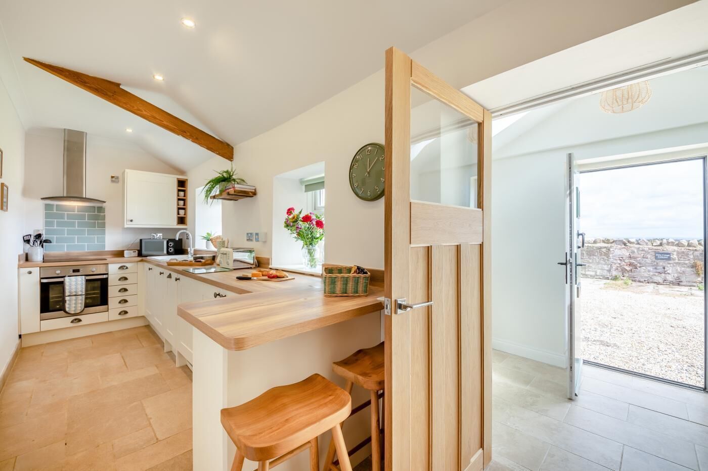 Ovn, oppvaskmaskin, høy barnestol og kjøkkenutstyr