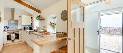 Horno, lavavajillas, silla alta para bebés, utensilios de cocina