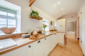Oven, dishwasher, cookware/dishes/utensils - 2 Bed in Chathill (oc-d32671) (Ellingham)