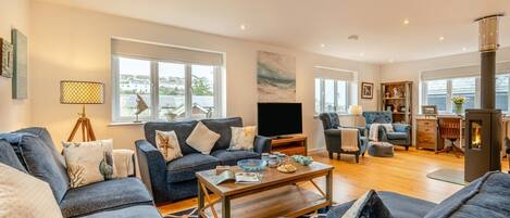 Televisión y chimenea