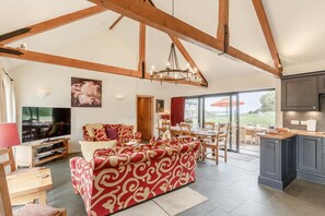 TV - 3 Bed in Wadebridge (oc-p00421) (Saint Issey)