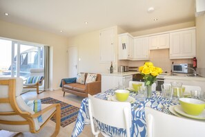 Microwave, oven, cookware/dishes/utensils - 2 Bed in Padstow (oc-p00375) (Padstow)