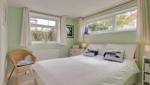 A bedroom with a bed, a chair, a nightstand, and a window. - 4 Bed in Reydon (oc-fll) (Reydon)