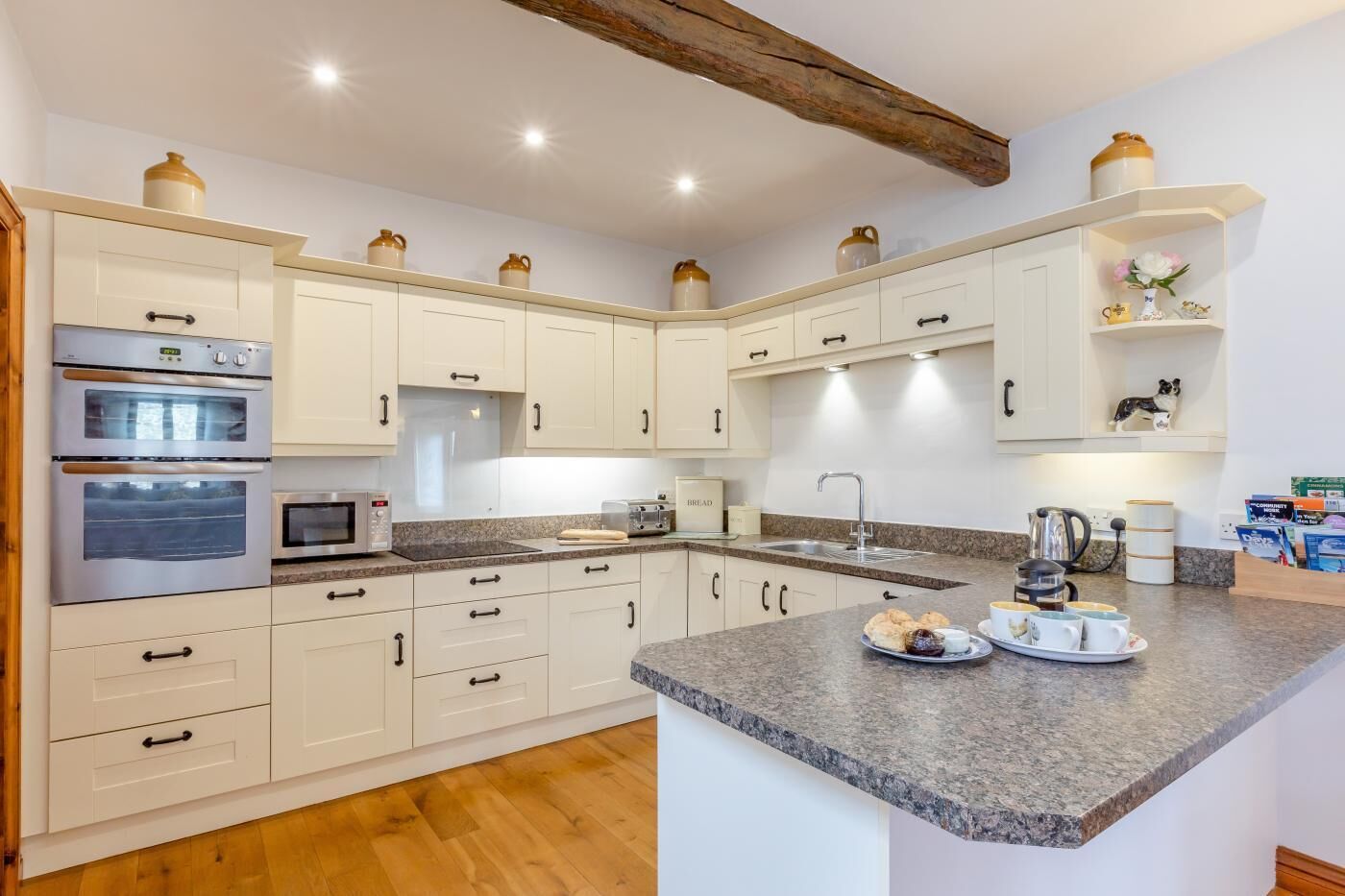 Oven, dishwasher, cookware/dishes/utensils