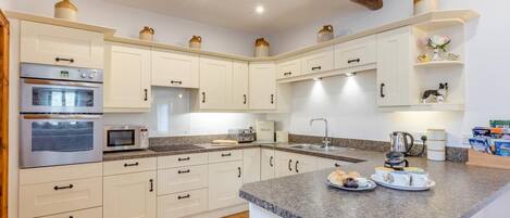 Oven, dishwasher, cookware/dishes/utensils