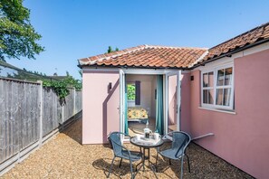 Outdoor dining - 1 Bed in Lowestoft (oc-w32646) (Lowestoft)