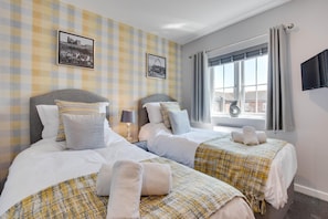 Iron/ironing board, free WiFi, bed sheets - 2 Bed in Whitby (oc-w1008) (Whitby)