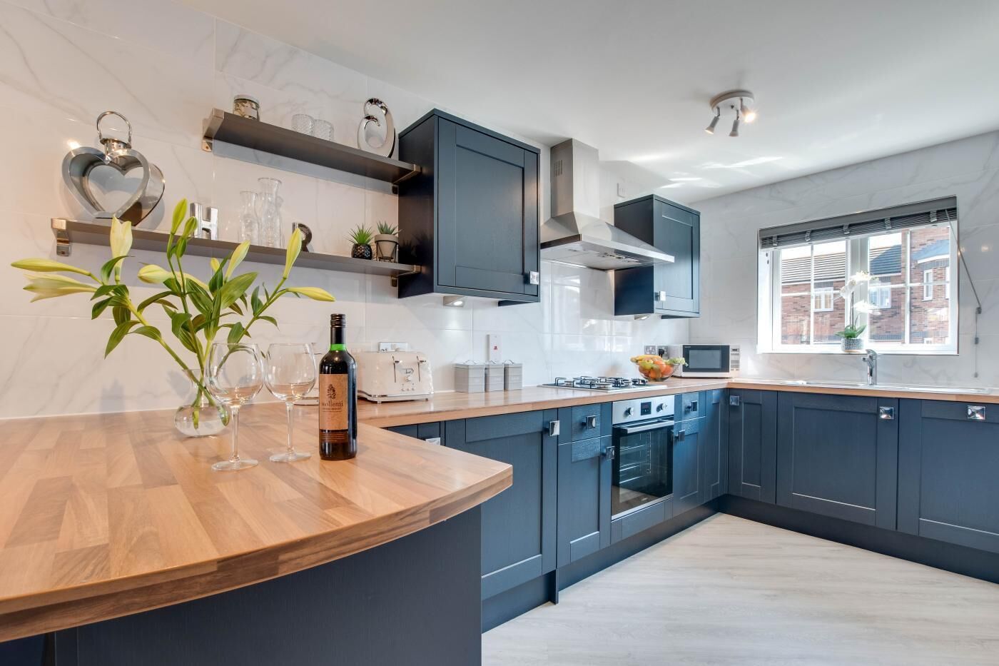 Microwave, oven, dishwasher, high chair - 2 Bed in Whitby (oc-w1008) (Whitby)