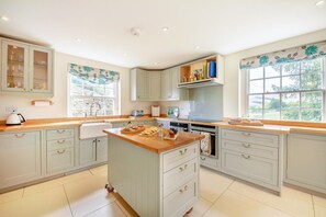 Mikroaaltouuni, uuni, astianpesukone, syöttötuoli