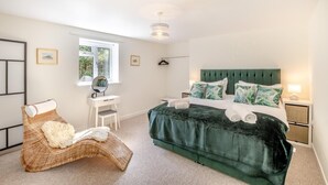 A bedroom with a large bed, a desk, a chair, and a window. - 3 Bed in Morpeth (oc-t32249) (Thirston)