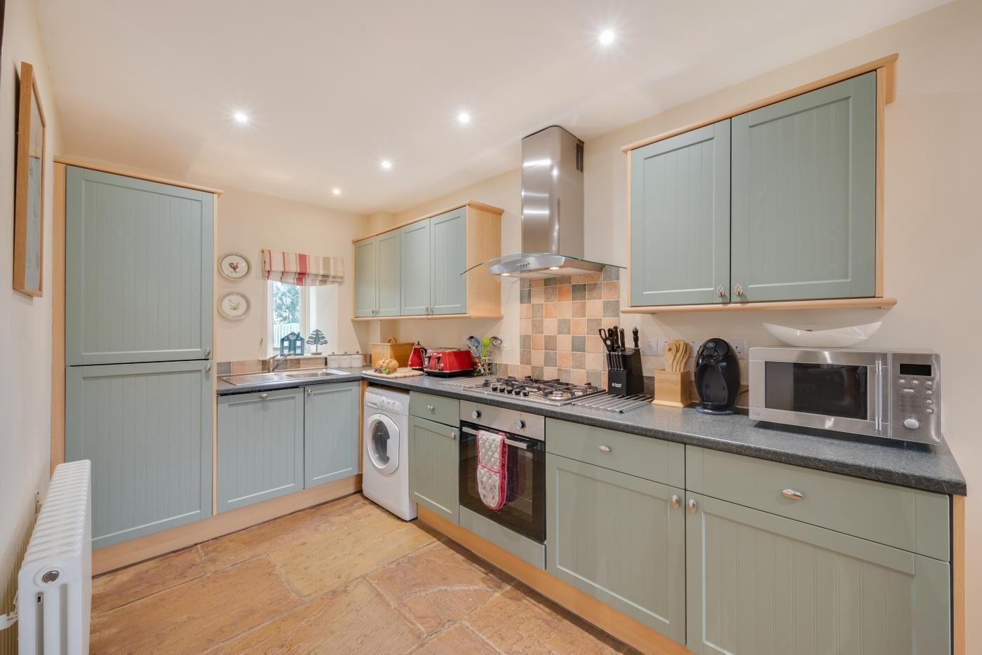 Micro-ondas, fogão, lava-louças, cadeirão de bebê