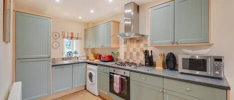 Micro-ondas, fogão, lava-louças, cadeirão de bebê