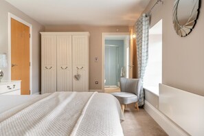 Tabla de planchar con plancha, wifi gratis y ropa de cama 