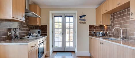 Ovn, opvaskemaskine, højstol, køkkentøj/tallerkener/redskaber