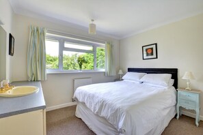 Iron/ironing board, free WiFi - 3 Bed in Padstow (oc-p00338) (Constantine Bay)