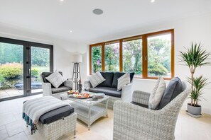 TV, fireplace - 7 Bed in Ashton (oc-p00891) (Germoe)