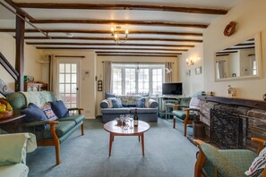 TV, fireplace - 3 Bed in Portreath (oc-pc054) (Portreath)