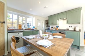 Microwave, oven, dishwasher, cookware/dishes/utensils - 2 Bed in Cley (oc-2165) (Cley next the Sea)
