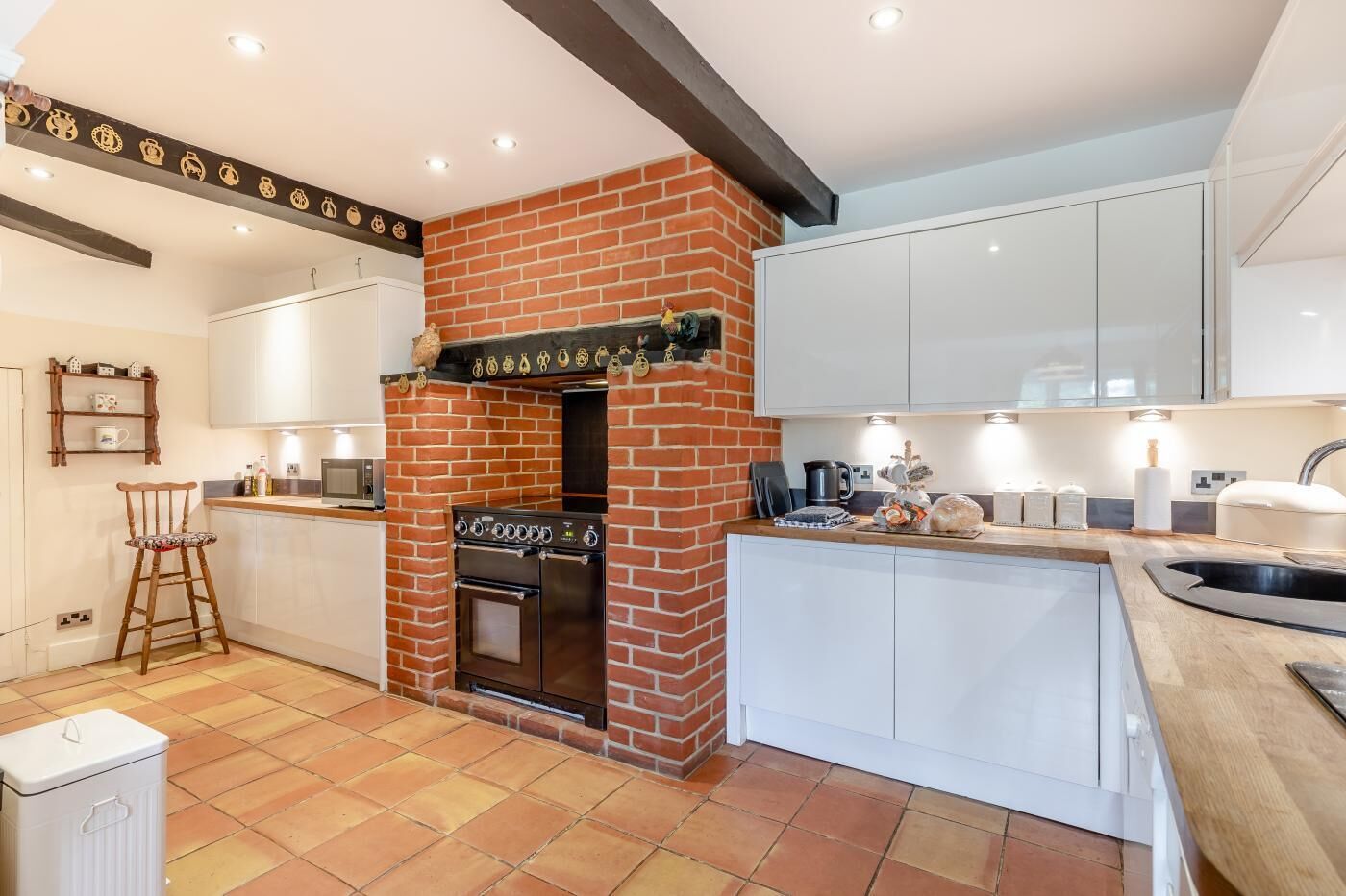 Microondas, horno, lavavajillas y periquera 